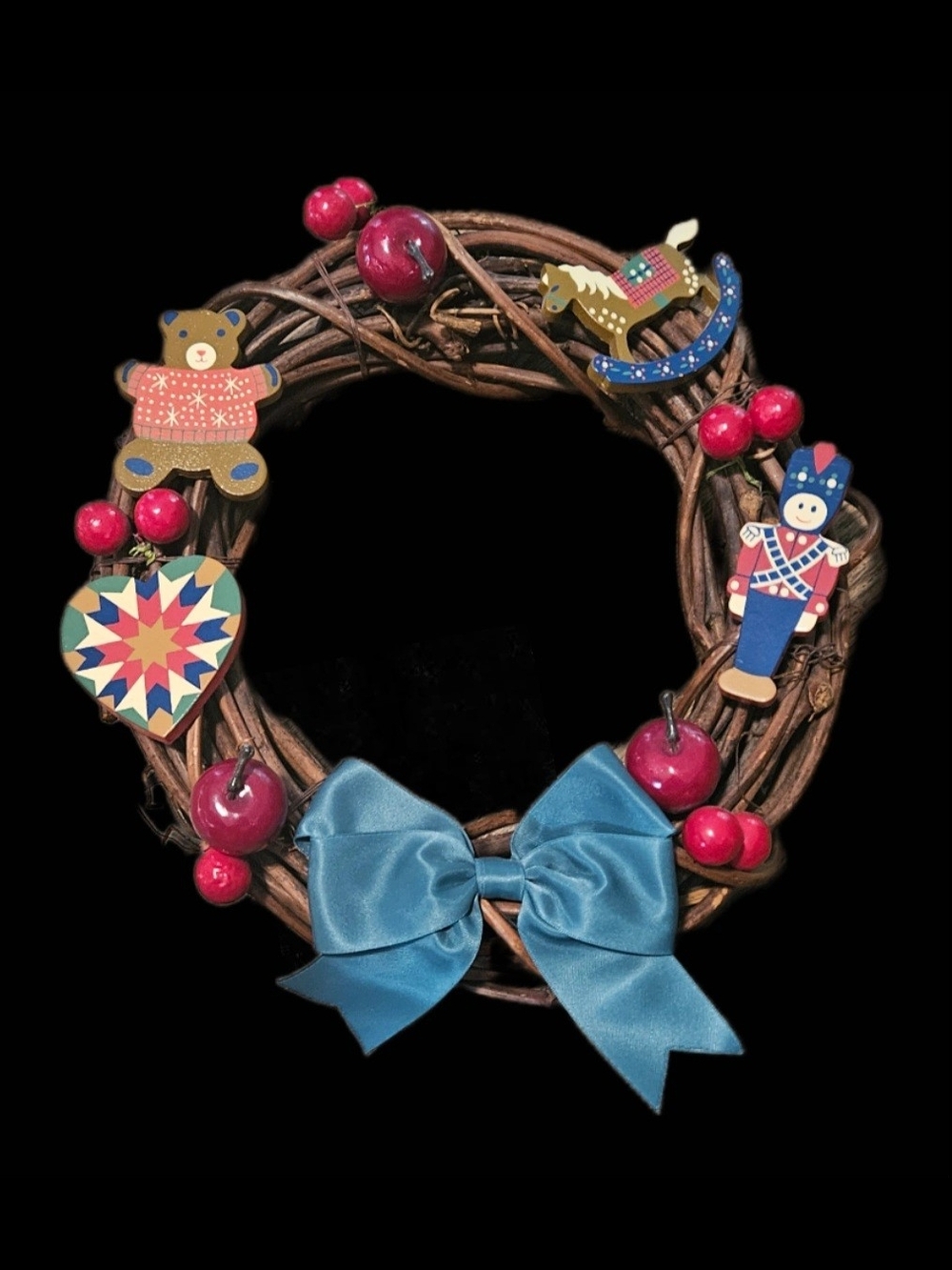 Holiday Wreath 11" Christmas DecorVintage Avon Gift collection.